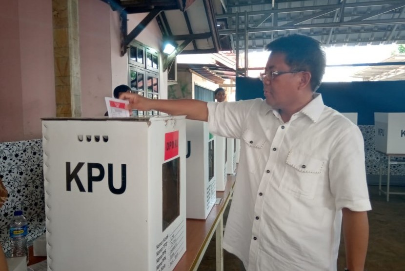 Presiden Partai Keadilan Sejahtera (PKS), Sohibul Iman mencoblos di TPS 235, Tugu, Cimanggis, Depok, Jawa Barat.