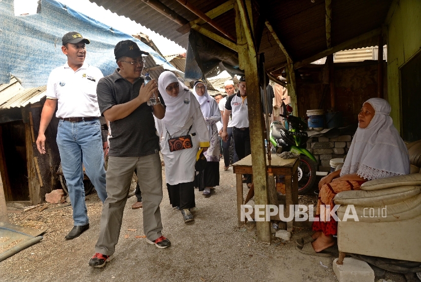 Presiden Partai Keadilan Sejahtera (PKS) Sohibul Iman mengunjungi kampung nelayan Blok Empang, Muara Angke, Jakarta Utara, Sabtu (23/4
