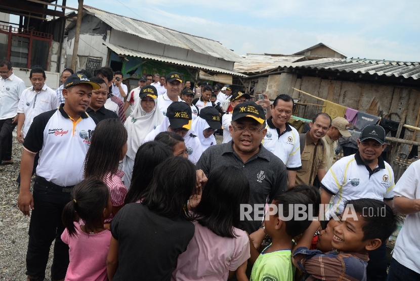 Presiden Partai Keadilan Sejahtera (PKS) Sohibul Iman mengunjungi kampung nelayan Blok Empang, Muara Angke, Jakarta Utara, Sabtu (23/4).Republika/Yasin Habibi