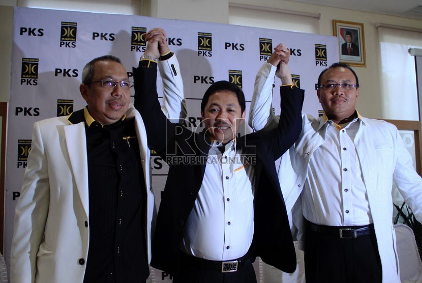    Presiden PKS yang baru Anis Matta (tengah) bersama Bendahara Umum PKS Mahfud Abdurrahman (kiri), dan Sekjen PKS Taufiq Ridho usai konferensi pers di Kantor DPP PKS, Jakarta, Jumat (1/2).(Republika/Yasin Habibi)