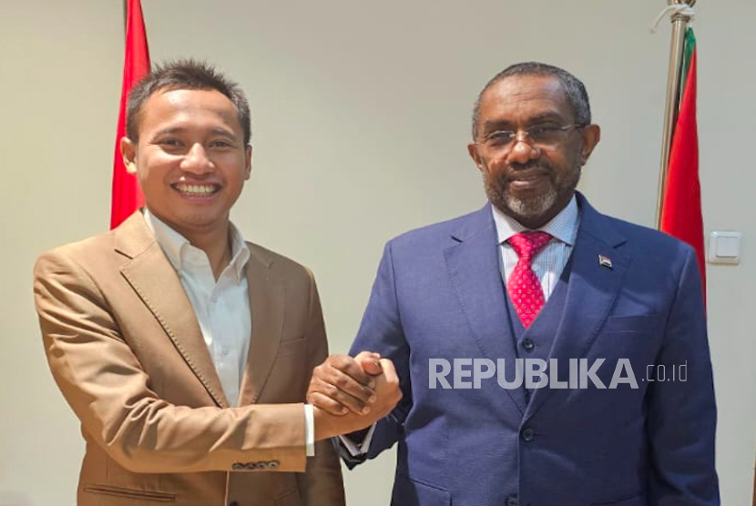 Presiden Pemuda Islam Dunia (OIC) Syafii Efendi (kiri) bersama Dubes Sudan untuk RI HE. Dr. Yassir Mohamed Ali
