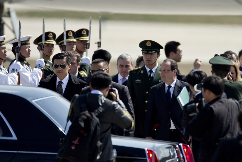  Mobil Limusin Mewah Buatan Cina Sambut Kunjungan Hollande 