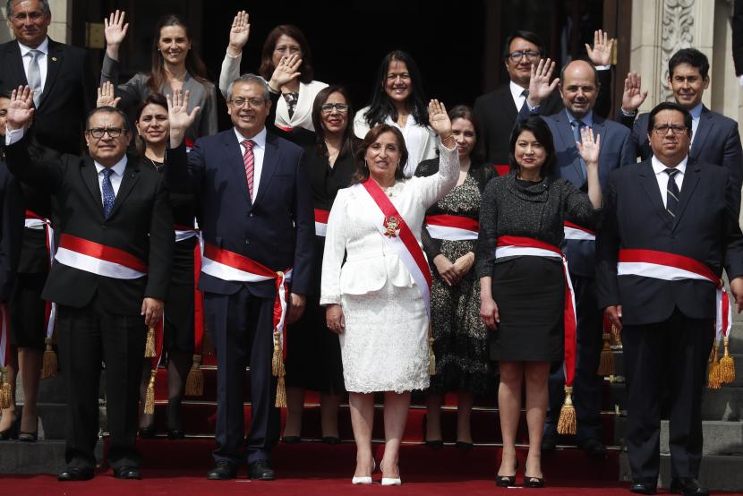 Presiden Peru Dina Boluarte (Tengah) berpose dengan para menteri yang ditunjuknya dalam sebuah upacara di Istana Pemerintah di Lima, Peru, pada 10 Desember 2022.