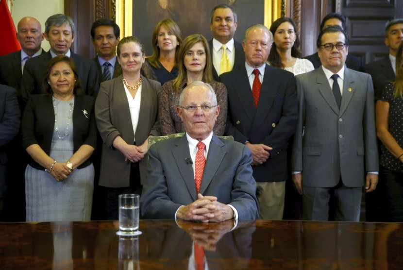 Presiden Peru Pedro Pablo Kuczynski berpose dengan kabinetnya sebelum mengundurkan diri pada Rabu (21/3).