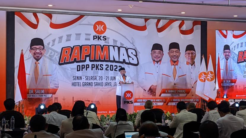Presiden PKS Ahmad Syaikhu dalam pidatonya di rapat pimpinan nasional (Rapimnas) PKS, di Hotel Grand Sahid Jaya, Jakarta, Senin (20/6).