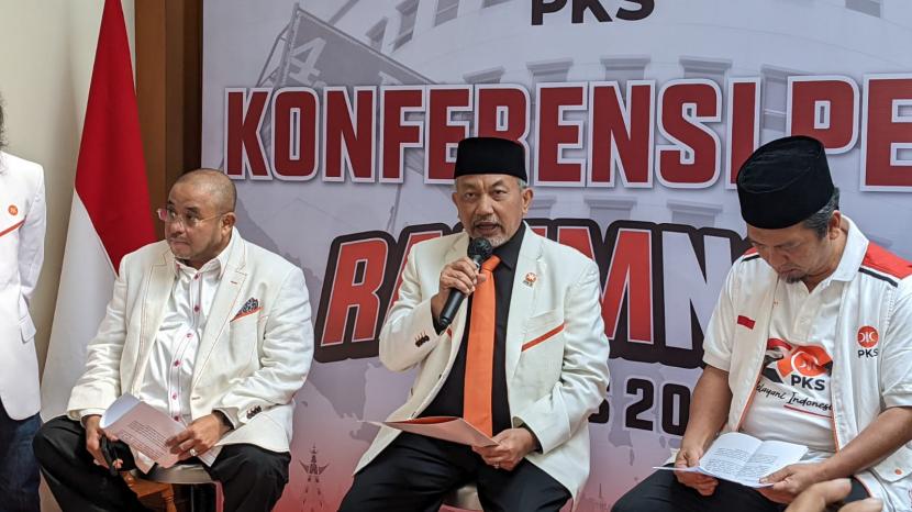 Presiden PKS Ahmad Syaikhu (tengah) usai pelaksanaan rapat pimpinan nasional (Rapimnas) PKS di Hotel Grand Sahid Jaya, Jakarta, Selasa (21/6).