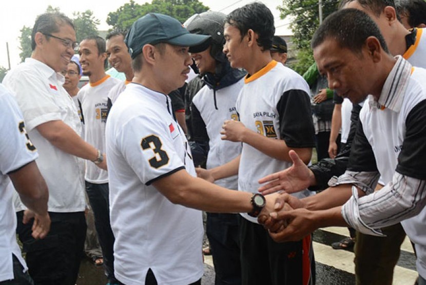 Presiden PKS, Anis Matta dan Triwisaksana menyalami para relawan PKS