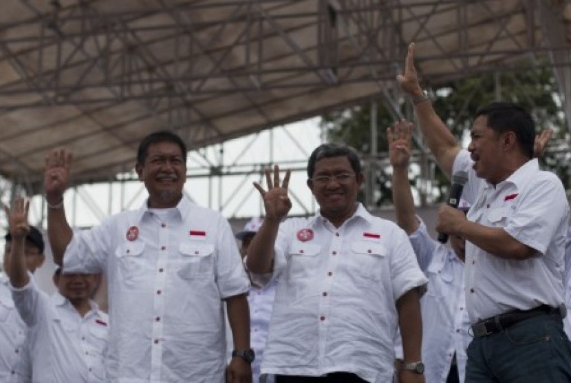 Presiden PKS, Anis Matta (kanan) bersama Calon Gubernur Jawa Barat 2013-2018, Ahmad Heryawan (tengah) dan Calon Wakil Gubernur, Deddy Mizwar (kiri) mengikuti kampanye akbar di Lapangan Gasibu, Bandung, Jawa Barat, Rabu (20/2). 