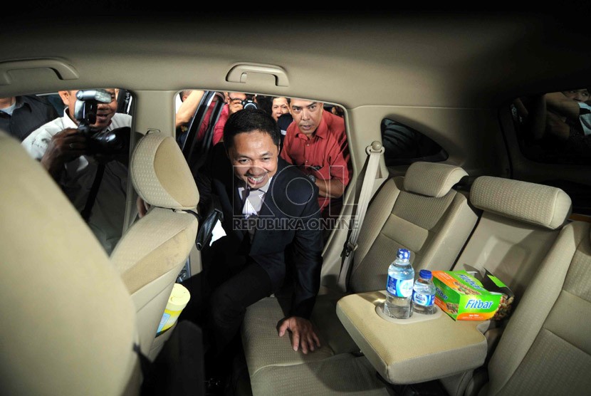  Presiden PKS Anis Matta keluar dari gedung KPK usai menjalani pemeriksaan, Jakarta, Senin (13/5).   (Republika/Wihdan Hidayat)