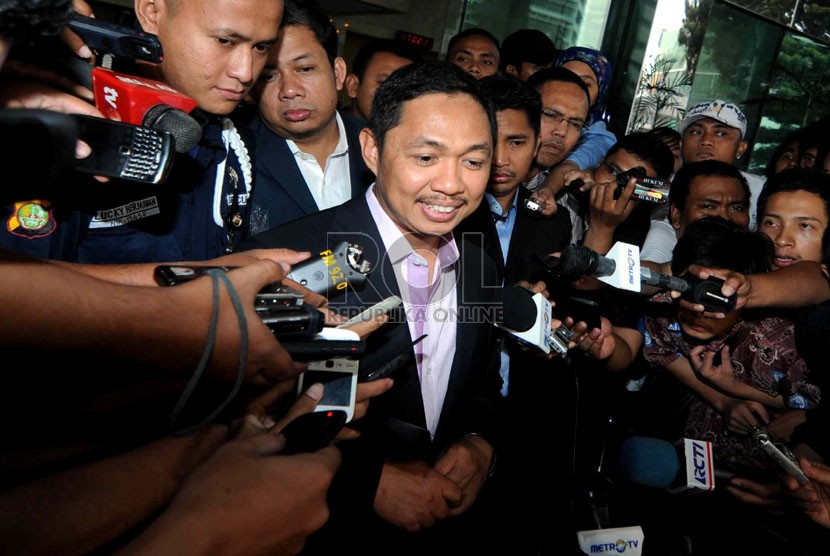  Presiden PKS Anis Matta keluar dari gedung KPK usai menjalani pemeriksaan, Jakarta, Senin (13/5).   (Republika/Wihdan Hidayat)