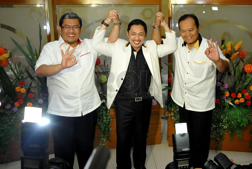  Presiden PKS Anis Matta (tengah),Gubernur Jabar Ahmad Heryawan (kiri) dan Anggota Majelis Syuro PKS Hidayat Nur Wahid (kanan) saat menghadiri Musyawarah XI Majelis Syuro PKS di DPP PKS, Jakarta, Sabtu (1/2). (Republika/Prayogi)