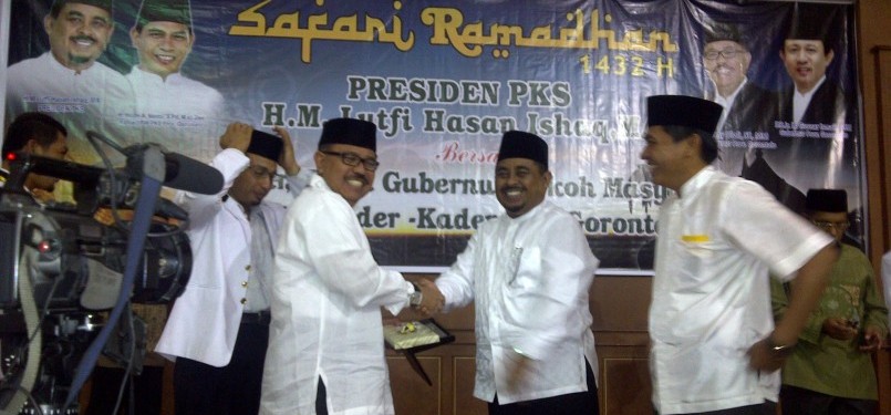 Presiden PKS, Luthfi Hasan Ishaaq (kedua dari kanan), memberi cendera mata kepada Wagub Gorontalo, Toni Uloli, dalam acara buka bersama PKS dengan tokoh masyarakat Gorontalo di Gorontalo, Selasa (9/8).