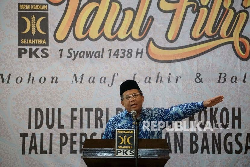 Presiden PKS Mohamad Sohibul Iman memberikan sambutan acara Halal Bihalal PKS di Jakarta, Ahad (16/7). 