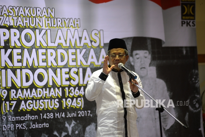 Presiden PKS Mohamad Sohibul Iman memberikan sambutan para veteran pada acara Tasyakuran 74 Tahun Hijriyah Proklamasi kemerdekaan Indonesia 9 Ramadhan 1364 H di Kantor DPP PKS, Jakarta, Ahad (4/6).
