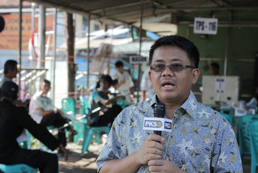 Presiden PKS Mohamad Sohibul Iman usai mencoblos di TPS dekat kediamannya, di kawasan Cimanggis, Depok, Jawa Barat, Rabu (9/12/2015). 