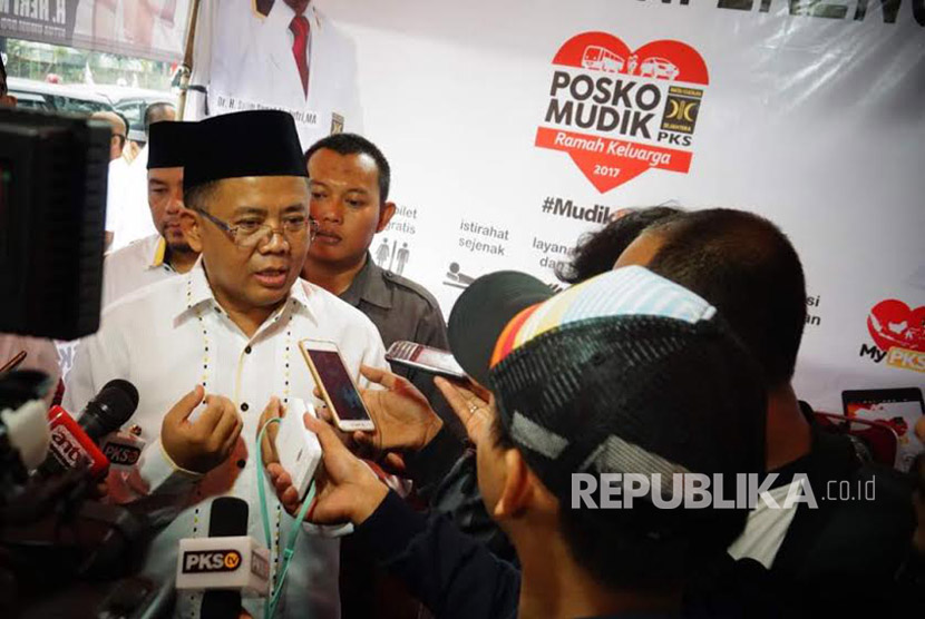 Presiden PKS Mohamad Sohibul Iman usai meresmikan Posko Mudik Ramah Keluarga 2017 di Bekasi, Jawa Barat, Kamis (22/6).