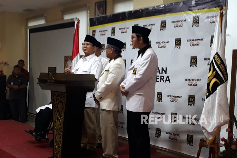 Presiden PKS Sohibul Iman dan Ketua Umum Partai Gerindra saat mengumumkan lima pasangan calon gubernur dan wakil gubernur yang didukung dalam Pilkada 2018 mendatang di Kantor DPP PKS, Jakarta Selatan pada Rabu (27/12).