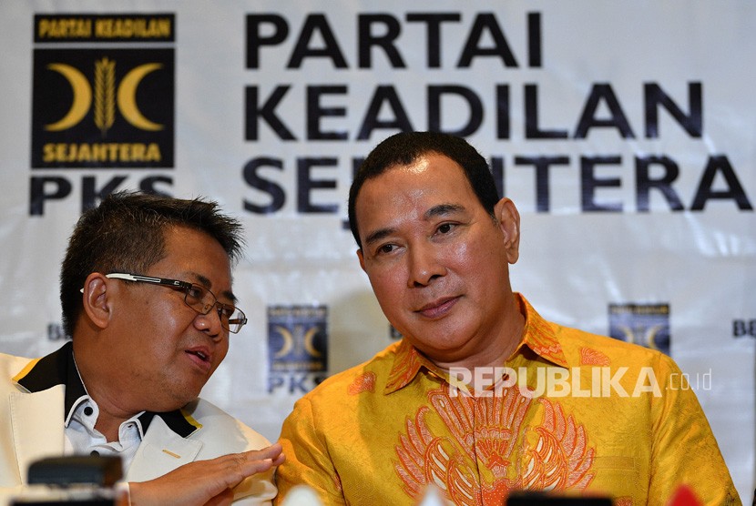 Presiden PKS Sohibul Iman (kiri) berbincang dengan Ketua Umum Partai Berkarya Hutomo Mandala Putra alias Tommy Soeharto saat konferensi pers di kantor DPP PKS, Jakarta Selatan, Selasa (19/11/2019).