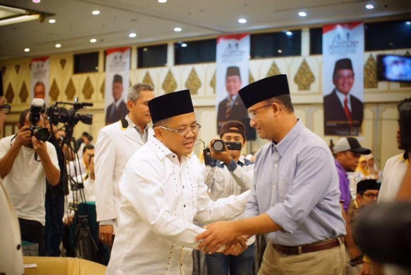 Presiden PKS, Sohibul Iman (kiri) dan cagub DKI, Anies Baswedan (kanan) bersalaman saat bertemu  dalam rapat konsplidasi fraksi PKS DPR-DPRD Jakarta, Banten dan Jabar, Ballroom Hotel Kartika Chandra, Jl. Gatot Subroto, Jaksel, Kamis (13/4).