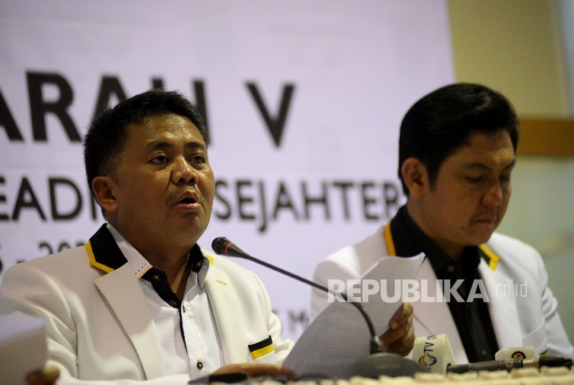 Presiden PKS Sohibul Iman (kiri) menyapaikan pendapatnya didampingi Sekjen PKS Mustafa Kamal (kanan) dalam konferensi pers di DPP PKS, Jakarta, Ahad (5/3). 