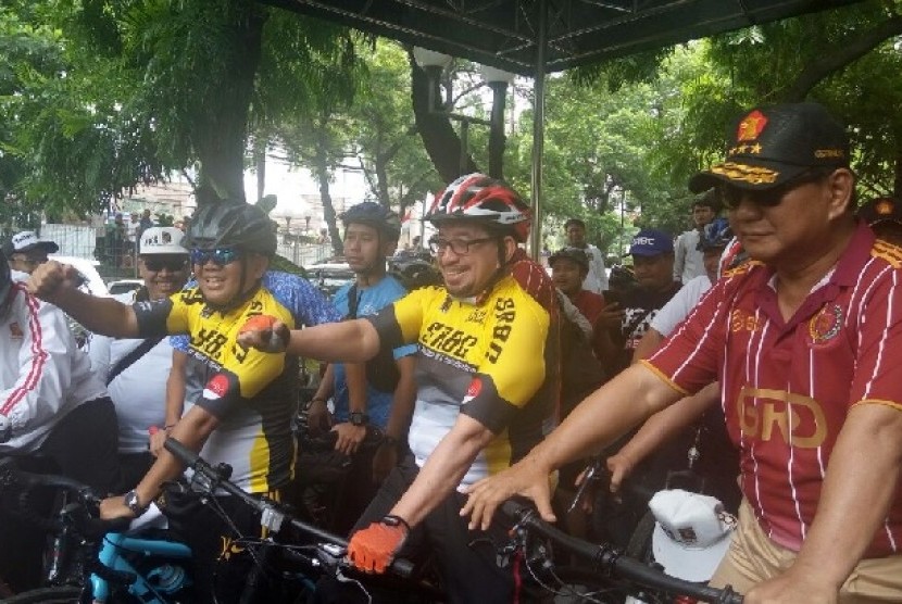 Presiden PKS Sohibul Iman menjemput Ketua Umum Partai Gerindra Prabowo Subianto di kantor DPP Gerindra, Jakarta Selatan, Sabtu (21/4) untuk turut bersepeda memeriahkan Road Bike PKS Tour de Jakarta 2018.