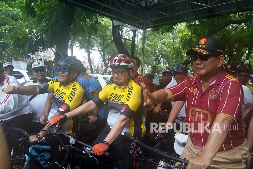 Presiden PKS Sohibul Iman menjemput Ketua Umum Partai Gerindra Prabowo Subianto di kantor DPP Gerindra, Jakarta Selatan, Sabtu (21/4) untuk turut bersepeda memeriahkan Road Bike PKS Tour de Jakarta 2018.
