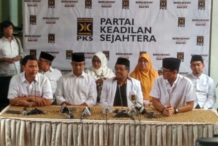 Presiden PKS Sohibul Iman menyampaikan hasil exit poll yang dilakukan Tim Pemenangan Anies-Sandi