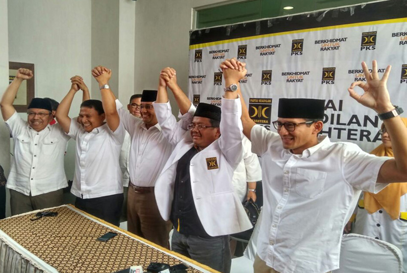 Presiden PKS Sohibul Iman menyampaikan hasil exit poll yang dilakukan Tim Pemenangan Anies-Sandi, Rabu (15/2). Hasilnya, Anies-Sandi unggul dengan 39,84 persen.