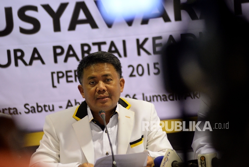Presiden PKS Sohibul Iman menyapaikan pendapatnya dalam konferensi pers di DPP PKS, Jakarta, Ahad (5/3).