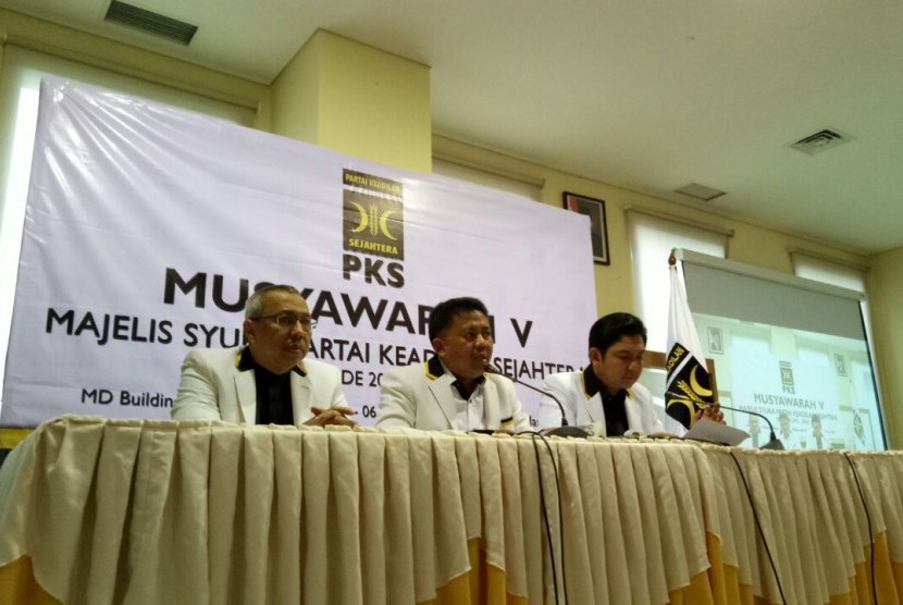 Presiden PKS, Sohibul Iman (tengah) memberikan keterangan terkait hasil Musyawarah Majelis Syurah PKS ke V, di Kantor Pusat PKS, Jakarta Selatan, Ahad (5/3).