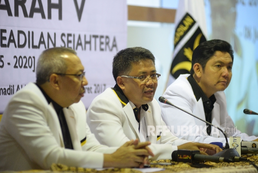 Presiden PKS Sohibul Iman (tengah) menyapaikan pendapatnya didampingi Bendahara Umum PKS Mahfudz Abdurrahman (kiri) dan Sekjen PKS Mustafa Kamal (kanan) dalam konferensi pers di DPP PKS, Jakarta, Ahad (5/3). 