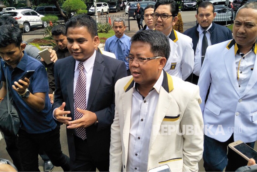 Presiden PKS Sohibul Iman tiba di Ditreskrimsus Polda Metro Jaya, Senin (9/4) sekitar pukul 09.45 WIB, didampingi kuasa hukumnya untuk jalani pemeriksaan terkait laporan Fahri Hamzah atas dirinya.