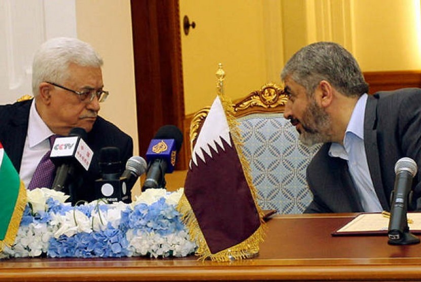  Presiden PLO, Mahmoud Abbas dari Fatah dan Pemimpin Hamas Khaled Meshaal berbicara dalam perundingan rekonsiliasi di Doha pada Ferbruari lalu.