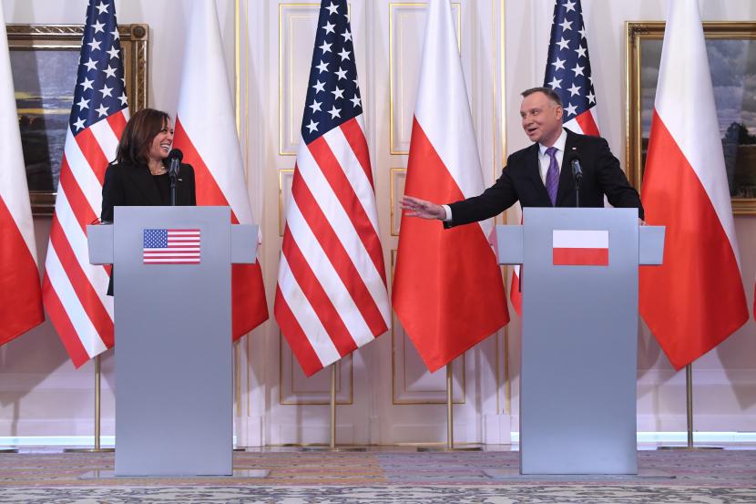  Presiden Polandia Andrzej Duda (kanan) dan Wakil Presiden AS Kamala Harris mengadakan konferensi pers di Istana Belwelder, di Warsawa, Polandia, Kamis (10/3/2022). Harris mengapresiasi Polandia yang telah menampung pengungsi Ukraina di tengah invasi Rusia.
