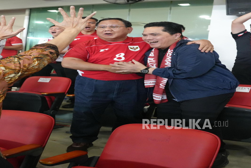 Prabowo and Ketum PSSI president Erick Thohir (right) celebrates Ole Romeney's goal into the Chinese goal.