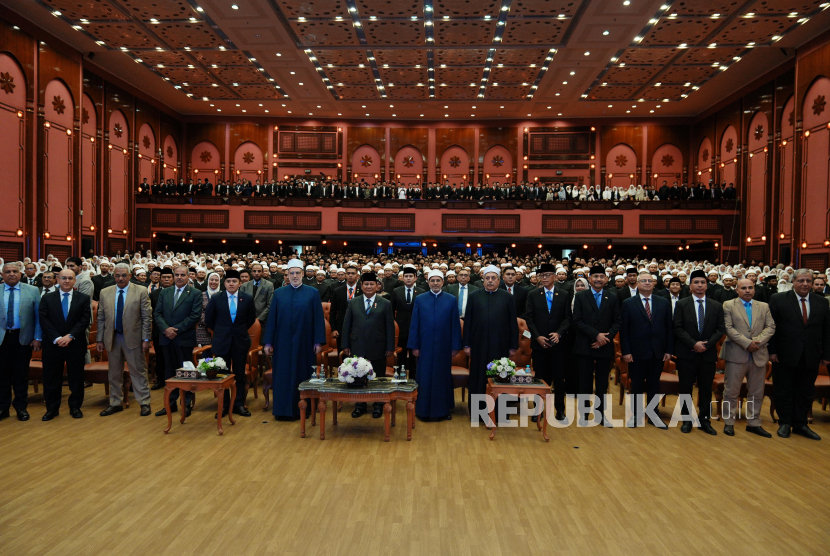 Presiden Prabowo dan rombongan bersama pimpinan Al Azhar Kairo.