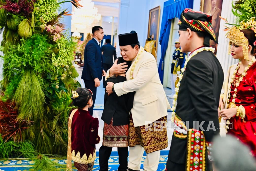 Presiden Prabowo memeluk erat Jan Ethes Srinarendra di Istana Merdeka pada Ahad (17/8/2025).
