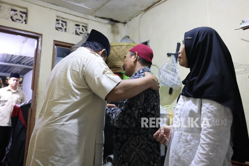 Presiden Prabowo mengunjungi rumah almarhum Affan dan menemui keluarga besar almarhum pada Jumat (29/8/2025) malam.