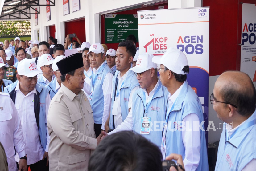 Presiden Prabowo menyalami pihak yang mengelola Kopdes Merah Putih.