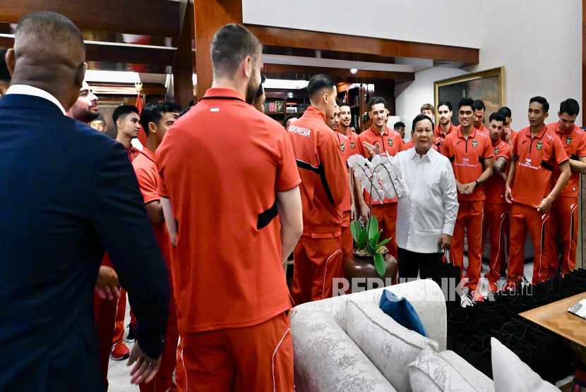 Presiden Prabowo Subianto berbicara dengan kapten timnas Indonesia Jay Idzes. 