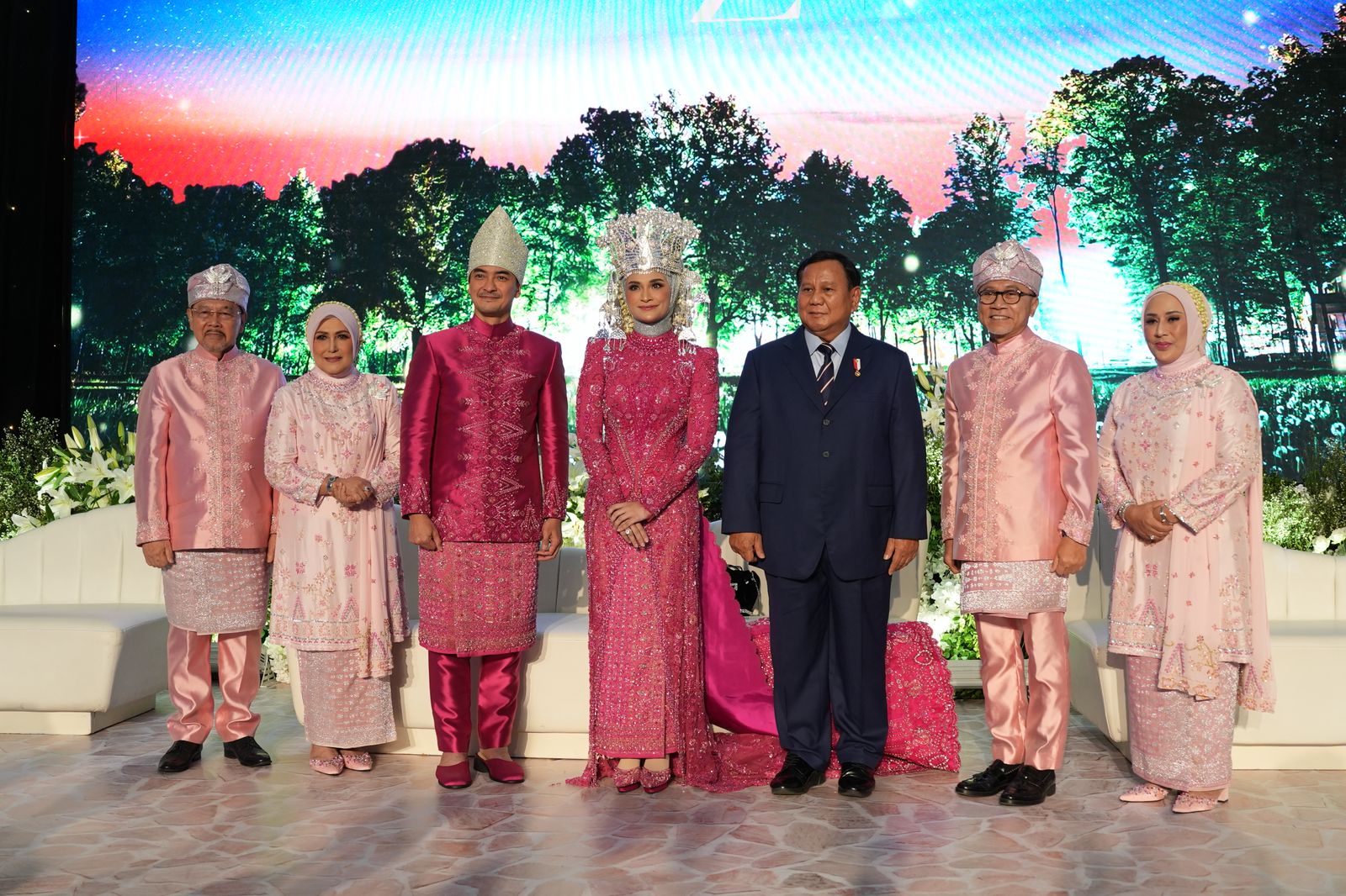 Presiden Prabowo Subianto berfoto bersama saat menghadiri resepsi pernikah Putri Zulkifli Hasan dengan Zumi Zola. 