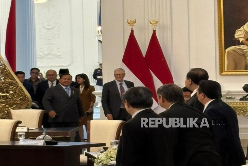 Presiden Prabowo Subianto bersama Bill Gates bertemu taipan Indonesia di Ruang Oval Istana Merdeka, Jakarta Pusat, Rabu (7/5/2025).