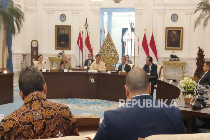 Presiden Prabowo Subianto bersama investor global asal Ray Thomas Dalio didampingi sejumlah menteri dan taipan di Istana Kepresidenan Jakarta, Jumat (7/3/2025).