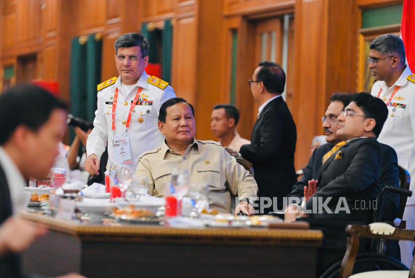 Presiden Prabowo Subianto bersama Menhan Khawaja Asif dan delegasi jenderal Pakistan di Ruang Makan Kadet, Kompleks Unhan, Kabupaten Bogor pada Rabu (11/6/2025) malam WIB. 