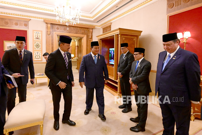 Presiden Prabowo Subianto bersama Paduka Seri Pengiran Muda Mahkota Pengiran Muda Haji Al-Muhtadee Billah Ibni Kebawah.
