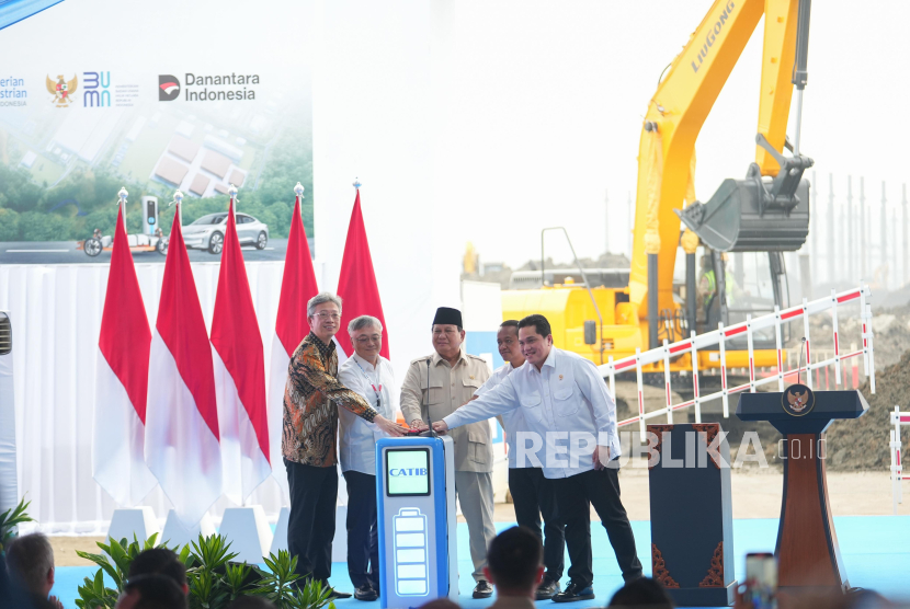 Presiden Prabowo Subianto bersama para menteri dan pejabatmeresmikan Groundbreaking Ekosistem Industri Baterai Kendaraan Listrik Terintegrasi Konsorsium ANTAM-IBC-CBL di Kawasan Artha Industrial Hills (AIH), Kabupaten Karawang, Jawa Barat, Ahad (29/6/2025).