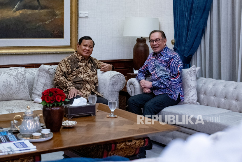 Presiden Prabowo Subianto bersama Perdana Menteri Malaysia Anwar Ibrahim.