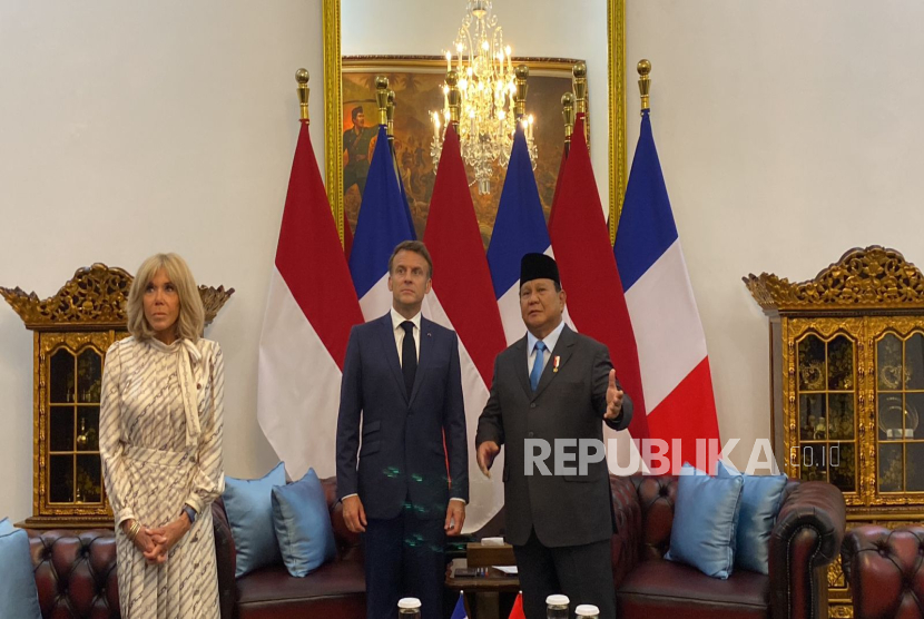 Presiden Prabowo Subianto bersama Presiden Prancis Emmanuel Macron dan Ibu Negara Brigitte Marie-Claude Macron di ruang kerja presiden Istana Merdeka, Jakarta Pusat, Rabu (28/5/2025).
