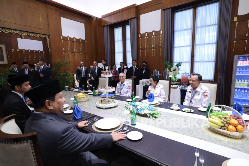 Presiden Prabowo Subianto bersama Wapres Gibran Rakabuming Raka dan Wapres ke-5 RI Megawati Soekarnoputri dan Wapres ke-6 RI Try Sutrisno di ruang VVIP Gedung Pancasila Kemenlu, Senin (2/6/2025).