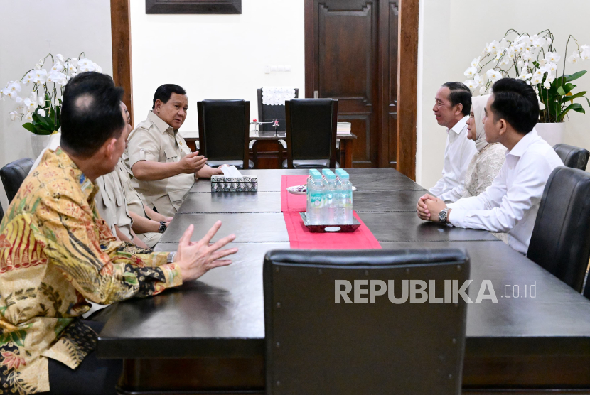 Presiden Prabowo Subianto bertandang ke kediaman Presiden ke-7 RI Joko Widodo (Jokowi) di kawasan Sumber, Kota Solo, Jawa Tengah, Ahad (20/7/2025) malam WIB.